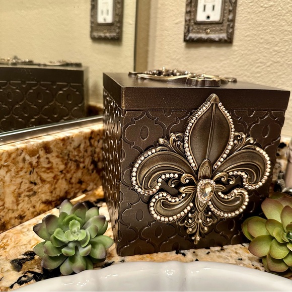 Fleur de Lis Tissue Box Cover - Picture 6 of 9